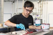 Amir Amiri gefällt vor allem die Arbeit mit Farben und Maschinen. (Bild: Lisa Jenny, 15. August 2019)