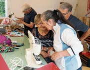 Viele Frauen und Männer brachten ihre «Schätze» vorbei, um sie reparieren zu lassen. Dabei entstanden zwischen den Hilfesuchenden und den Helfenden manch interessante Gespräche. (Bilder: Christof Lampart)