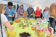 Personal, Bewohner und Freunde der therapeutischen Wohngruppe bereiteten ein reichhaltiges Buffet vor.