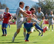 Der Chamer Stürmer Célien Wicht behauptet gegen Aaraus Verteidiger Raoul Giger (links) den Ball. Bild: Philipp Schmidli (Cham, 18. August 2019)