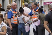 Das St.Galler Fest bedeutet für die Stadtpolizei immer einen Grosseinsatz. Die Polizisten sind dabei nicht für die Sicherheit verantwortlich, sie sind durchaus auch einmal Ansprechpersonen für ortsunkundige Festbesucherinnen. (Bild: Hanspeter Schiess - 17. August 2019)