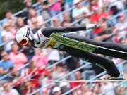 Killian Peier fliegt in Zakopane an der gut gefüllten Zuschauertribüne vorbei. (Bild: KEYSTONE/EPA PAP/GRZEGORZ MOMOT)