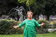 Aus dem Kleid der Künstlerin Pascale Grau schiessen Fontänen in alle Richtungen. (Bild: Michel Canonica)
