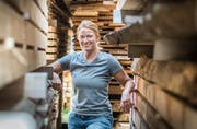 Maria Brühwiler in ihrem Sägewerk in Wiezikon. Häufig ist sie aber auch bei Kunden. (Bild: Andrea Stalder)