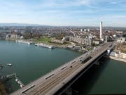Über diese Brücke raste am Samstag ein Familienvater mit zwei Kindern im Auto mit 121 statt der erlaubten 50 km/h. (Bild: KEYSTONE/GEORGIOS KEFALAS)