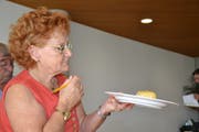 Corinne Gantenbein begutachtet einen der gereiften Sauerkäse.