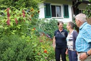 Das Ehepaar Angst (rechts) fachsimpelt in ihrem Garten mit den Besuchern. (Bild: Manuela Olgiati)