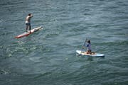 Sie geniessen die Sonne auf dem Stand Up Paddle: Zwei Männer in Diessenhofen. (Bild: Keystone)