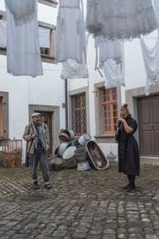 Aussenseiter Nöldi (Ingo Ospelt) und Pfarrerin Ursina (Rachel Braunschweig) im Innenhof des Fünfeckpalastes. (Bild: Tagblatt)