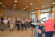 Aufmerksame Zuhörer bei der Lesung von Irene Seifert, anlässlich der Präsentation von «Gliach, aber uugliach». Vorne ganz links die Enkelin von Heinrich Gabathuler, Annamarie Meier-Joos.