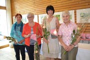 Judith Kessler, Gams, Irene Seifert, Wartau, Hanni Rauber, Buchs und Annamarie Maier-Joos (von links) haben das Büchlein erarbeitet und an der Buchvernissage präsentiert. (Bilder: Adi Lippuner)