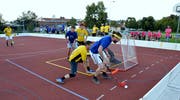 Spannende Unihockeyspiele finden auf dem Aussenfeld statt. Nach neun Minuten Spielzeit geht es für die Teams weiter zum Nageln und Pfeilewerfen. (Bild: Christoph Heer)