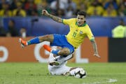 Nur 1,72 Meter gross, am Ball aber ein Virtuose: Philippe Coutinho. Im Bild während einer Trainingssession mit Brasiliens Nationalteam (Bild: key).