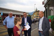Von links: Baudirektor Othmar Reichmuth (SZ), Landammann und Baudirektor Roger Nager (UR) und Gemeindepräsident Timotheuus Abegg (Sisikon) waren am Strassenfest in Sisikon vom 17. August 2019 begehrte Interviewpartner. (Bild: Bruno Arnold, Sisikon, 17. August 2019)