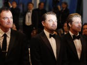 Regisseur Quentin Tarantino und die Schauspieler Leonardo DiCaprio sowie Brad Pitt (von links) stehen für «Once Upon A Time... In Hollywood». Der Film stürmte bereits am ersten Wochenende nach dem Start in der Schweiz die Kinocharts. (Bild: Keystone/AP/PETROS GIANNAKOURIS)
