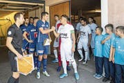FCL-Captain Pascal Schürpf (links) begrüsst vor dem Cupspiel Kreuzlingens Andrea Patelli. Bild: Enneo Leanza/KEY (Kreuzlingen, 18. August 2019)