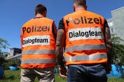 Am Esaf im Einsatz: Dialogteams der Zuger Polizei.
