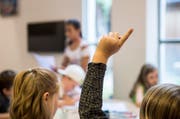 Die Primarschüler erarbeiten mit Museumspädagogin Rebekka Ray spielerisch und kreativ geschichtliches Wissen über den Ort, das Leben und die Arbeit der Mönche. (Bild: Reto Martin)