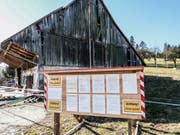 Vor der maroden Scheune bei Wittenwil führte der Bauherr im Februar unter anderem die 31 Namen der Einsprecher auf. (Bild: Kurt Lichtensteiger)