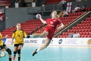 Debora Annen (rechts) holt im Spiel gegen Litauen zum Sprungwurf aus. Bild: PD (Tiflis, 7. August 2019)
