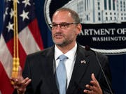 Der geschäftsführende Leiter der US-Bundesgefängnisbehörde, Hugh Hurwitz, muss seinen Posten nach dem Suizid des Unternehmers Jeffrey Epstein abgeben. Die Behörde soll demnach künftig von Kathleen Hawk Sawyer geleitet werden. (Bild: KEYSTONE/AP/SUSAN WALSH)