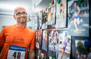 Gabriel Müller im von ihm designten 2007er-Shirt und mit eigenen Zieleinlauf-Bildern. (Bild: Andrea Stalder)