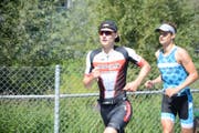 Auf der letzten Runde zieht Baumann (vorne) an zwei Läufern vorbei und gewinnt. (Bild: Lukas Würmli)