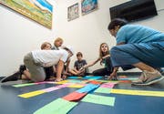 Mit Museumspädagogin Rebekka Ray (rechts) bringen die Kinder Ordnung in ihre Stichwortsammlung. Bild: Reto Martin)