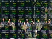 Die Exporte Japans sind erneut gesunken: ein Bildschirm mit sinkenden Aktienkursen in Tokyo (Archivbild). (Bild: KEYSTONE/AP/SHIZUO KAMBAYASHI)