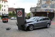 Der flüchtende Autolenker fuhr mit grosser Wucht bei der östlichen Einfahrt in die südliche Altstadt gegen die Stele mit der Tempo-30-Tafel. (Bilder: Stadtpolizei St.Gallen - 17. August 2019)