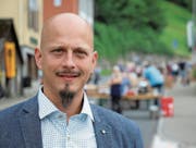 Gemeindepräsident Timotheus Abegg freute sich am vergangenen Samstag über den Grossaufmarsch beim Strassenfest in Sisikon und über die damit unter Beweis gestellte Solidarität mit den Sisigern. (Bild: Bruno Arnold (Sisikon, 17. August 2019))