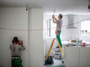 Lehrlinge im Einsatz: Gefährlicher als die Arbeit ist für die jungen Berufsleute die Freizeit. (Bild: KEYSTONE/GAETAN BALLY)