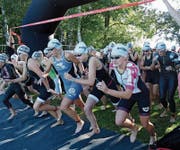 Die Athletinnen und Athleten sprinten ins Wasser. (Bild: Christof Lampart)