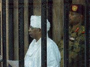 Der in eine weisse sudanesische Robe gekleidete angeklagte frühere Machthaber Sudans, Omar al-Baschir, verfolgt den Prozess aus einem Gitterkäfig im Gerichtssaal. (Bild: KEYSTONE/EPA/STRINGER)