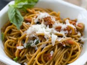 Die Pasta-Kette Vapiano muss den überraschenden Rücktritt ihres Chefs verkraften: ein Teller Spaghetti (Symbolbild). (Bild: KEYSTONE/FR170582 AP/Matthew Mead)