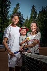 Sandro Ehrat mit Freundin Simona Messora und Sohn Liam in Schaffhausen. (Bild: Michel Canonica)