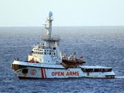 Die «Open Arms» ist seit Donnerstag in unmittelbarer Nähe der italienischen Insel Lampedusa. Die Balearen liegen mehr als 1000 Kilometer von Lampedusa entfernt. (Bild vom 15. August) (Bild: KEYSTONE/EPA ANSA/ELIO DESIDERIO)