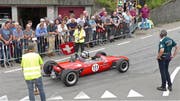 Vor den über 10'000 Zuschauern starteten auch zahlreiche Rheintaler Autoliebhaber, wie hier Josef Wüst aus Diepoldsau mit dem Brabham BT16, Baujahr 1965. (Bild: Ulrike Huber)