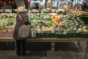 Sparmassnahmen bei Witwen sind ein unbequemes Thema. (Bild: KEYSTONE/Christian Beutler)