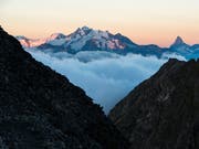 Der Alphubel gehört zu den Mischabel-Bergen im Oberwallis (Mitte). Ein Alpinist verlor am Sonntag beim Aufstieg sein Leben. (Bild: KEYSTONE/DOMINIC STEINMANN)