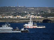 Ein Boot der italienischen Finanzpolizei bewacht das Rettungsschiff «Open Arms» vor der Insel Lampedusa. (Foto: Salvatore Cavalli/AP) (Bild: KEYSTONE/AP/SALVATORE CAVALLI)