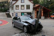 Am Unfallauto und an der 30er-Tafel entstand erheblicher Sachschaden.