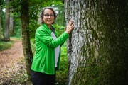 Nicole Schwalda beim Achtsamkeitstraining im Wald ob Kreuzlingen. (Bild: Reto Martin)