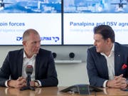 Panalpina verschwindet: Jens Bjoern Andersen, CEO von DSV (links), und Stefan Karlen, bisheriger CEO von Panalpina, an der Pressekonferenz zur Übernahme durch DSV im April 2019. (Bild: KEYSTONE/GEORGIOS KEFALAS)