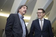 St.Galler Ständeräte unter sich: Benedikt Würth (CVP, rechts) blickt gelassener auf die Wahlen als Urgestein Paul Rechsteiner (SP). (Bild: KEYSTONE/Gian Ehrenzeller)
