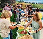 Für die Helfer der SVP steht ein reichhaltiges Buffet bereit. Bild: PD