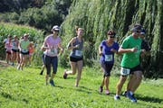 Athletinnen und Athleten auf der Laufstrecke. (Bild: Christof Lampart)