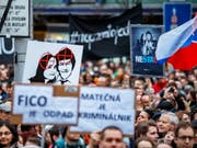 Tausende Menschen haben aus Anlass des Jahrestages der Ermordung des slowakischen Journalisten und dessen Verlobte protestiert. Nun sollen in dem Mordfall auch Staatsbeamte zur Rechenschaft gezogen werden. (Bild: KEYSTONE/EPA/STRINGER)