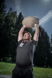 Martin Jakober mit seinem Sportgerät. (Bild: Pius Amrein, Stalden, 9. August 2019)