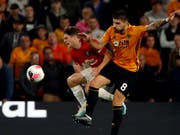 Manchester United's Daniel James (links) im Duell mit Wolverhamptons Ruben Neves (Bild: KEYSTONE/AP/RUI VIEIRA)